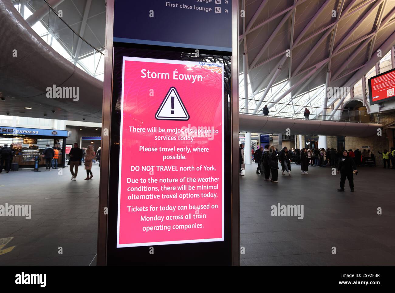 Londra, Regno Unito 24 gennaio 2025. La tempesta Eowyn ha causato enormi problemi ai viaggi in Scozia e Irlanda. Dalla stazione di Kings Cross a Londra, nessun treno correva a nord di Newcastle sulla linea principale della costa orientale con molte altre cancellazioni. Sono stati registrati venti di 114 mph. Credito : Monica Wells/Alamy Live News Foto Stock