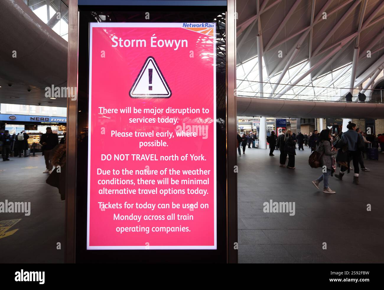 Londra, Regno Unito 24 gennaio 2025. La tempesta Eowyn ha causato enormi problemi ai viaggi in Scozia e Irlanda. Dalla stazione di Kings Cross a Londra, nessun treno correva a nord di Newcastle sulla linea principale della costa orientale con molte altre cancellazioni. Sono stati registrati venti di 114 mph. Credito : Monica Wells/Alamy Live News Foto Stock