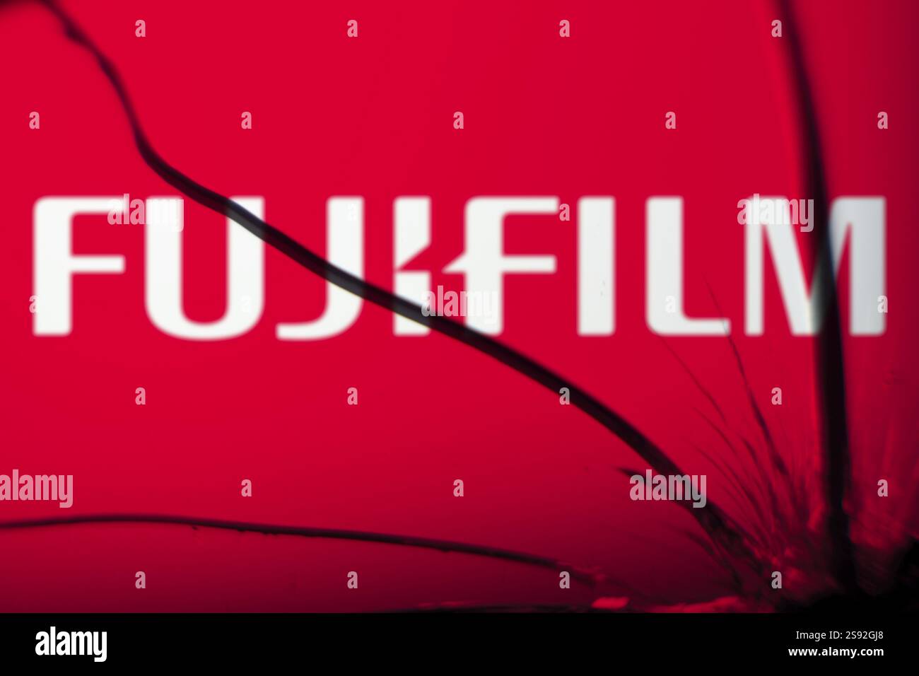 Dacca, Bangladesh - 20 gennaio 2025: Il logo Fujifilm è visibile sul vetro rotto. Fujifilm è una multinazionale giapponese Foto Stock