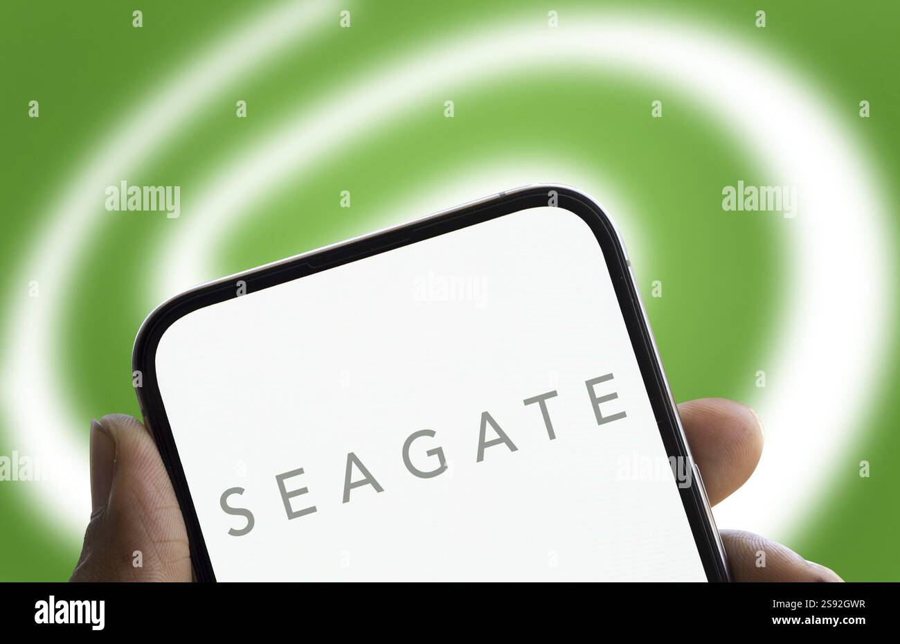Dacca, Bangladesh - 19 gennaio 2025: Il logo seagate viene visualizzato sullo smartphone. Seagate è una società americana di archiviazione dati Foto Stock