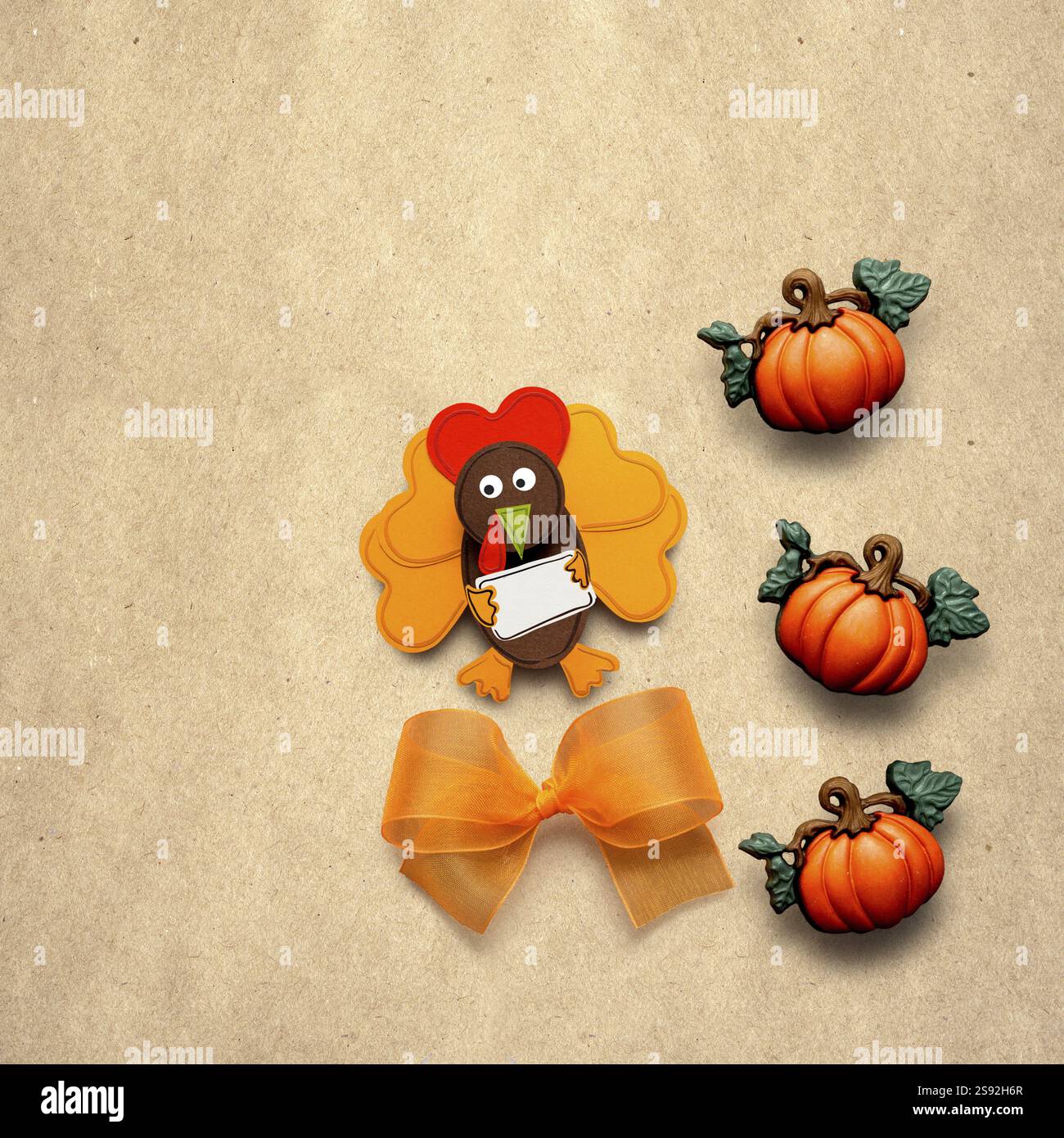 Foto creativa del giorno del ringraziamento di un tacchino fatto di carta su sfondo marrone Foto Stock