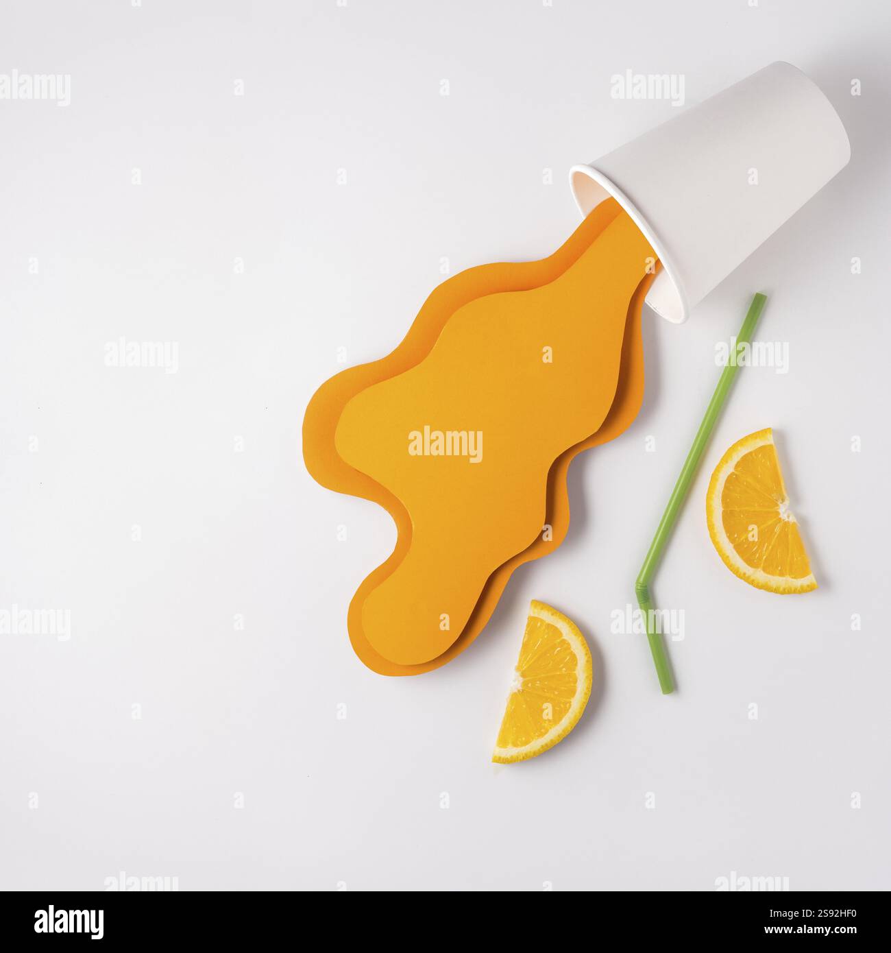 Foto creativa di una tazza da asporto con spumante d'arancia realizzata in carta su sfondo grigio Foto Stock