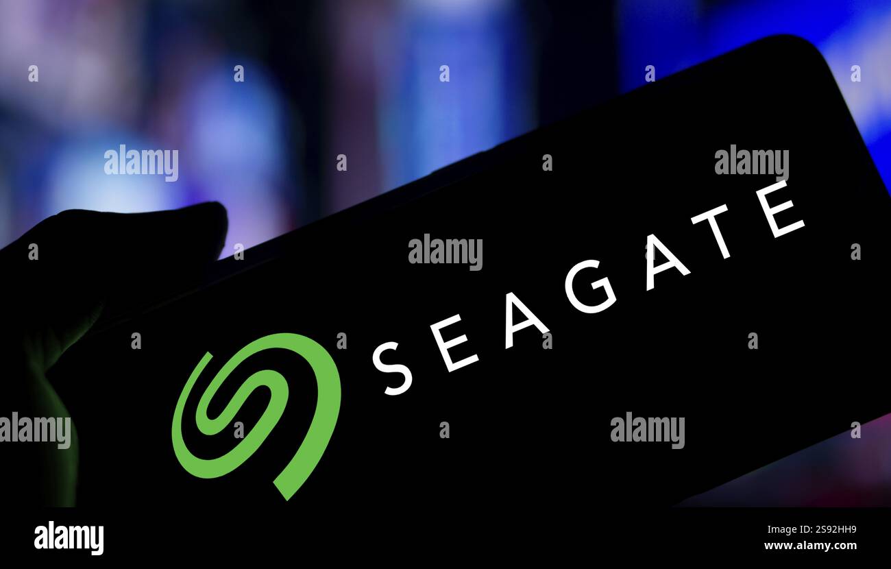 Dacca, Bangladesh - 19 gennaio 2025: Il logo seagate viene visualizzato sullo smartphone. Seagate è una società americana di archiviazione dati Foto Stock