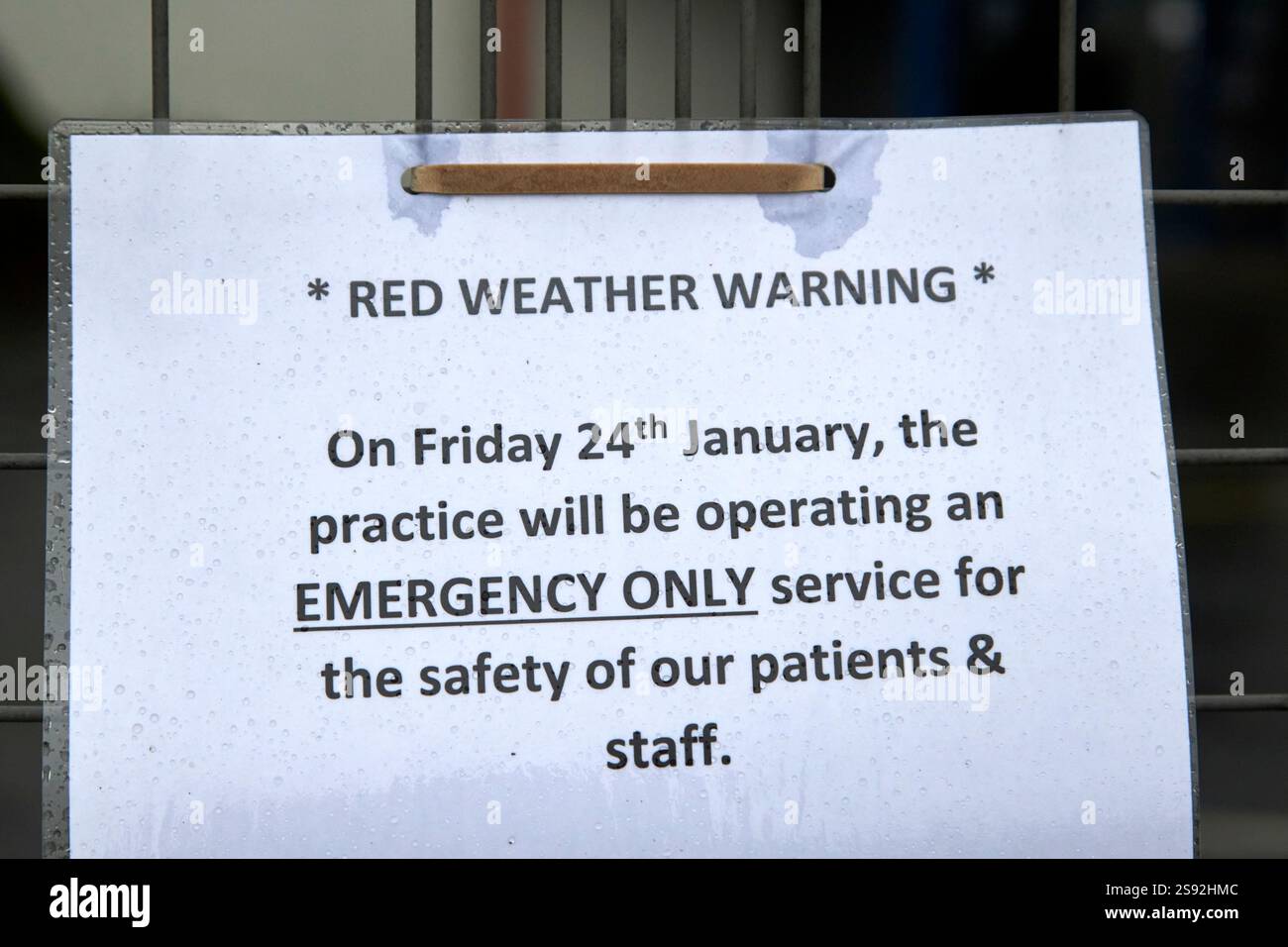 Segnalate fuori l'intervento medico indicando solo il servizio di emergenza durante l'allarme meteo rosso a causa della tempesta Eowyn , Newtownabbey, Irlanda del Nord, Regno Unito Foto Stock