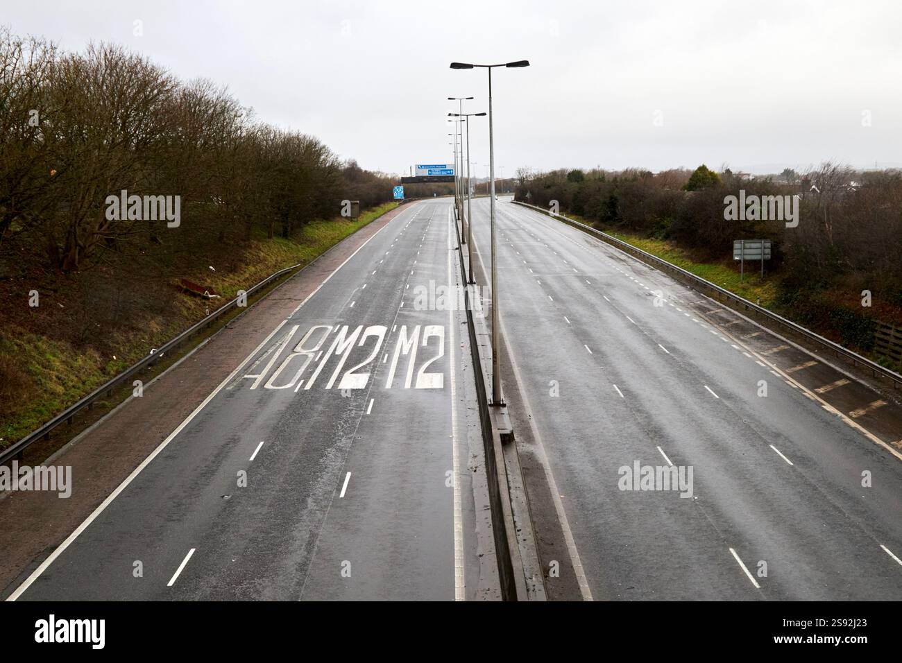 Autostrada m2 quasi vuota in caso di forte vento in rosso, avvertimento a causa della tempesta Eowyn , Newtownabbey, Irlanda del Nord, Regno Unito Foto Stock