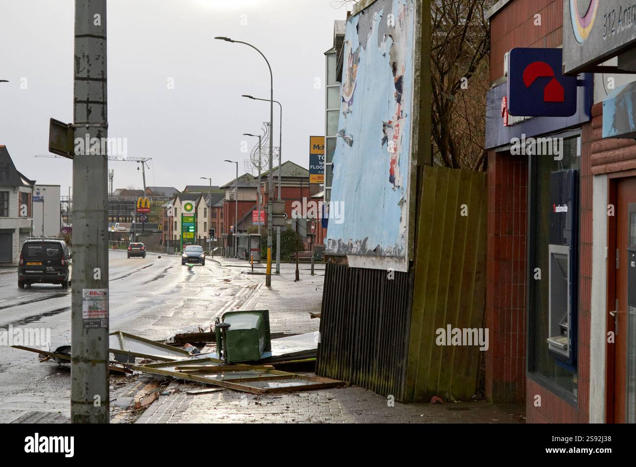 Accumuli pubblicitari danneggiati durante i forti venti e caduti sulla strada principale in rosso a causa della tempesta Eowyn, glengormley, Newtownabbey, Irelan settentrionale Foto Stock