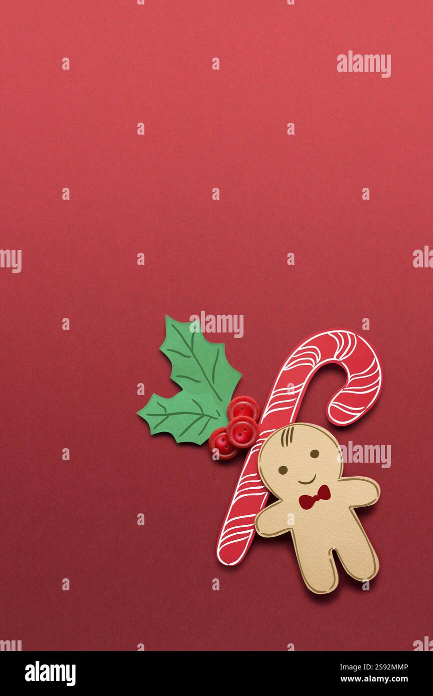 Foto creativa dei dolci natalizi e dell'uomo di pan di zenzero su sfondo rosso Foto Stock