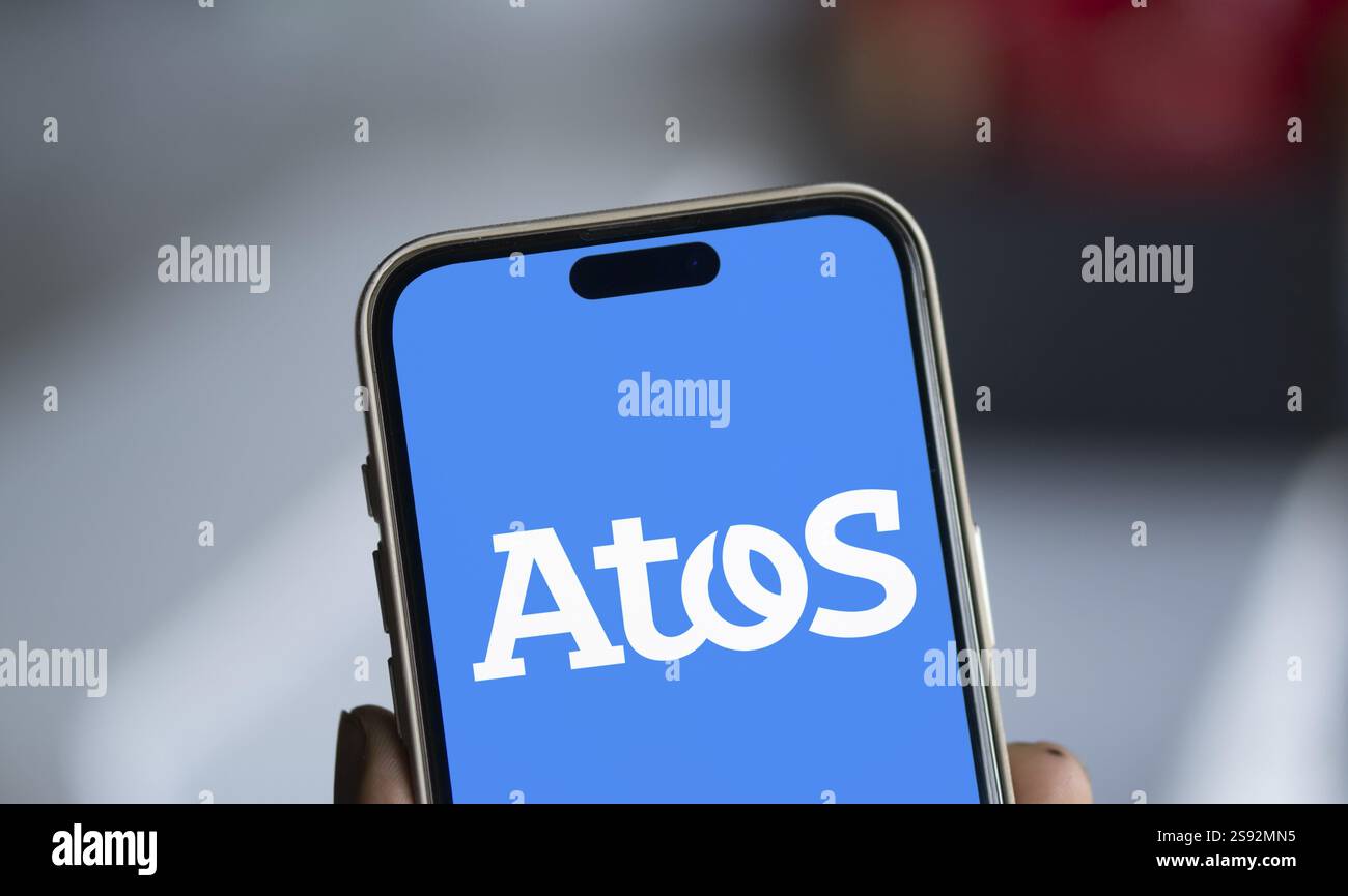 Dhaka, Bnagladesh - 22 gennaio 2025: Il logo atos viene visualizzato sullo smartphone. Atos se è una multinazionale europea delle tecnologie dell'informazione Foto Stock