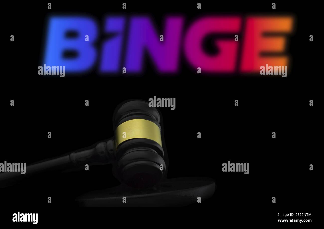 Dacca, bangladesh - 20 gennaio 2025: Martelletto di corte di fronte al logo Binge. Binge è una società australiana con sede in abbonamento di proprietà di Hubbi Foto Stock