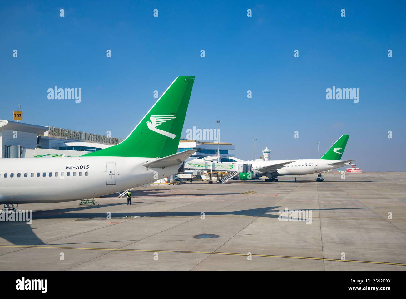 ASHGABAT, TURKMENISTAN - 7 GENNAIO 2017: Giornata di sole sul piazzale dell'aeroporto internazionale Foto Stock