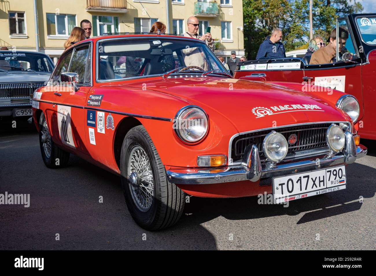PETRODVORETS, RUSSIA - 21 SETTEMBRE 2024: Auto sportiva britannica MGB GT al rally retrò 'Petersburg-2024'. Vista frontale Foto Stock