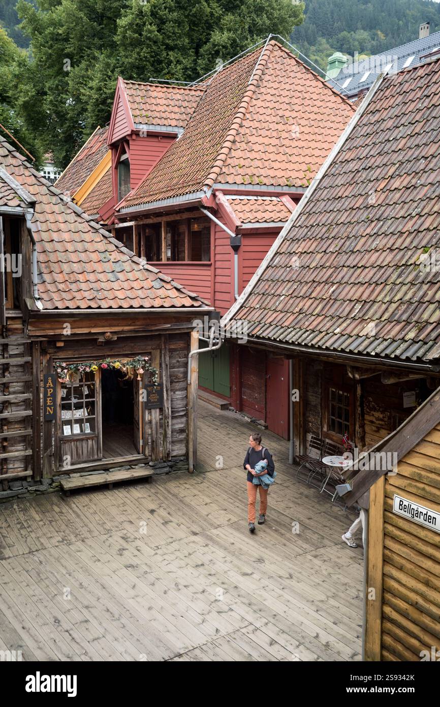 Vecchi edifici commerciali in legno al Bryggen Hanseatic Wharf. Bergen, Norvegia Foto Stock