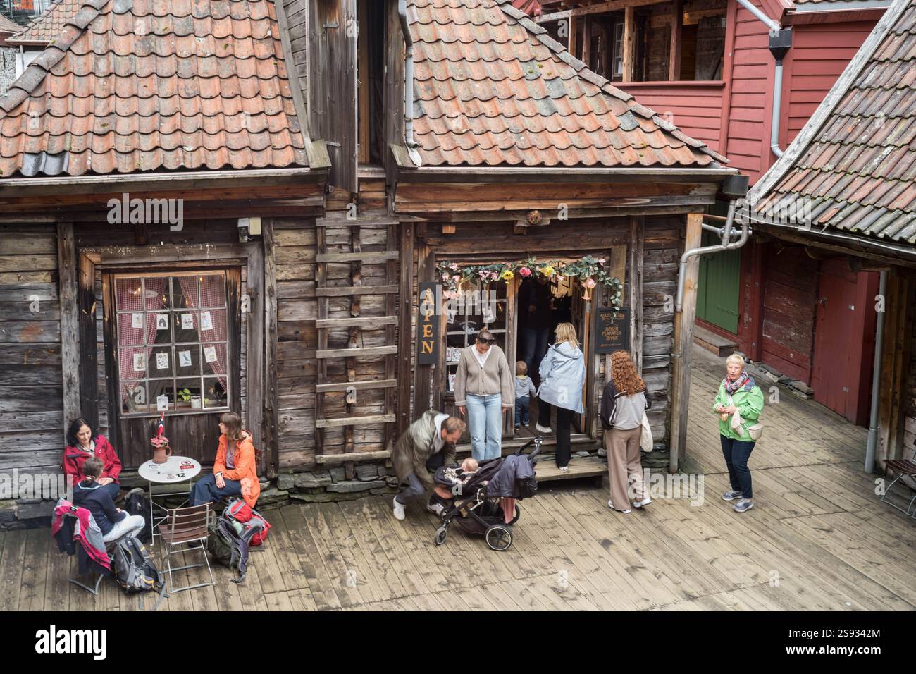 Vecchi edifici commerciali in legno al Bryggen Hanseatic Wharf. Bergen, Norvegia Foto Stock