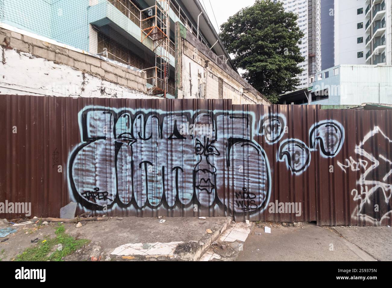 Murale in bianco e nero creato da un artista locale a Metro Manila, Filippine Foto Stock