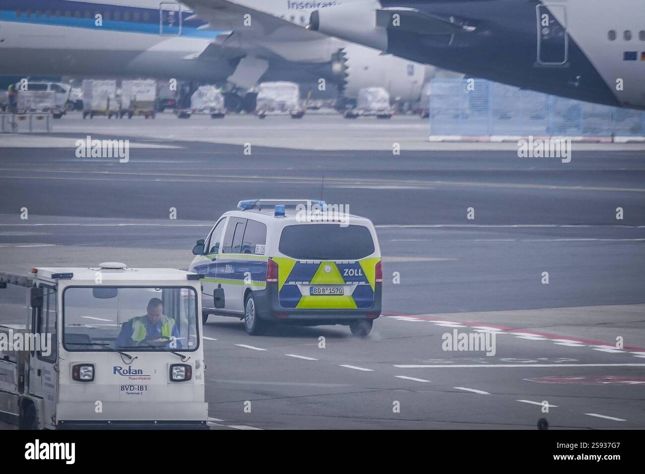 Francoforte sul meno, Deutschland, Europa, Flughafen, Zoll, Grenzkontrolle, Sicherheit, Luftfracht, Schmuggelbekämpfung, Gepäckkontrolle, Frachtüberwachung, Einfuhrbestimmungen, Terrorabwehr, Polizei, Flughafenlogistik, internationale Flüge, Zollkontrollen, Steuerhinterziehung, Schwarzmarkt, Drogenfahndung, Warenverkehr, Luftsicherheit, illegale Einfuhren, globale Lieferketten, Reisetrends, wirtschaftliche Globalisierung, Flughafensicherheit *** Francoforte sul meno, Germania, Europa, aeroporto, dogana, controllo di frontiera, sicurezza, trasporto aereo, lotta al contrabbando, controllo dei bagagli, monitoraggio carico, importazione re Foto Stock