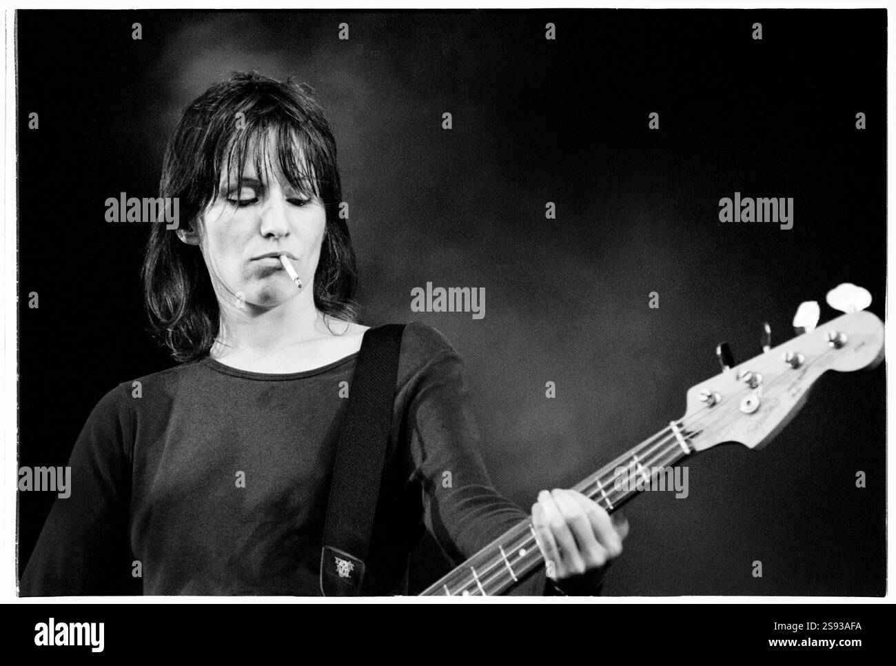 ELASTICA, READING FESTIVAL, 2000: Annie Holland bassista originale della band indie rock elastica fumando casualmente una sigaretta mentre suona al Reading Festival, 26 agosto 2000. Foto: Rob Watkins. INFO: Elastica, un gruppo musicale alternative rock britannico formatosi nel 1992, ha ottenuto il plauso con il loro album di debutto omonimo. Successi come "Connection" hanno mostrato le loro influenze post-punk e New Wave. Guidata da Justine Frischmann, il contributo di elastica all'era Britpop fu significativo. Foto Stock
