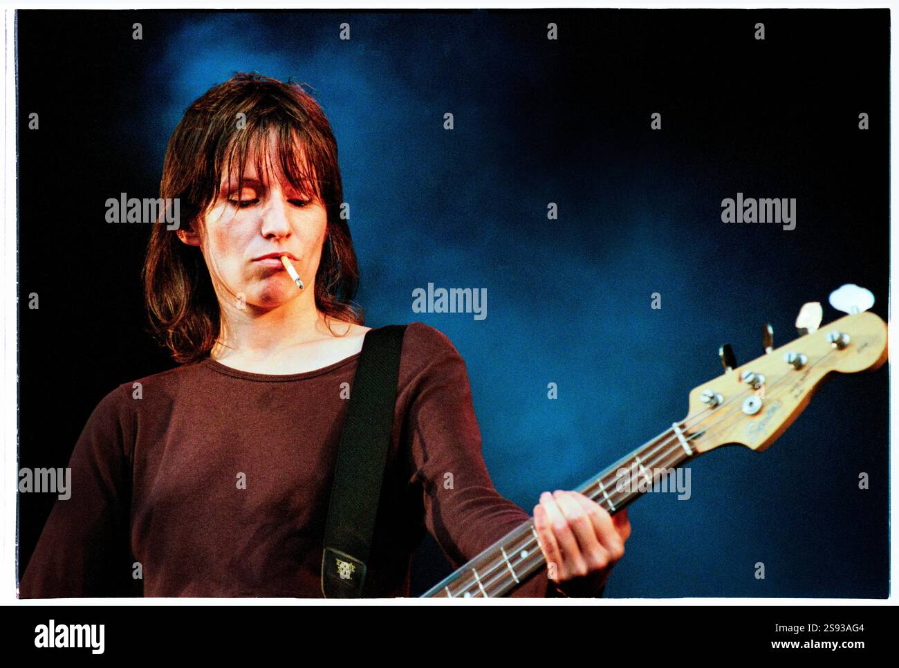 ELASTICA, READING FESTIVAL, 2000: Annie Holland bassista originale della band indie rock elastica fumando casualmente una sigaretta mentre suona al Reading Festival, 26 agosto 2000. Foto: Rob Watkins. INFO: Elastica, un gruppo musicale alternative rock britannico formatosi nel 1992, ha ottenuto il plauso con il loro album di debutto omonimo. Successi come "Connection" hanno mostrato le loro influenze post-punk e New Wave. Guidata da Justine Frischmann, il contributo di elastica all'era Britpop fu significativo. Foto Stock