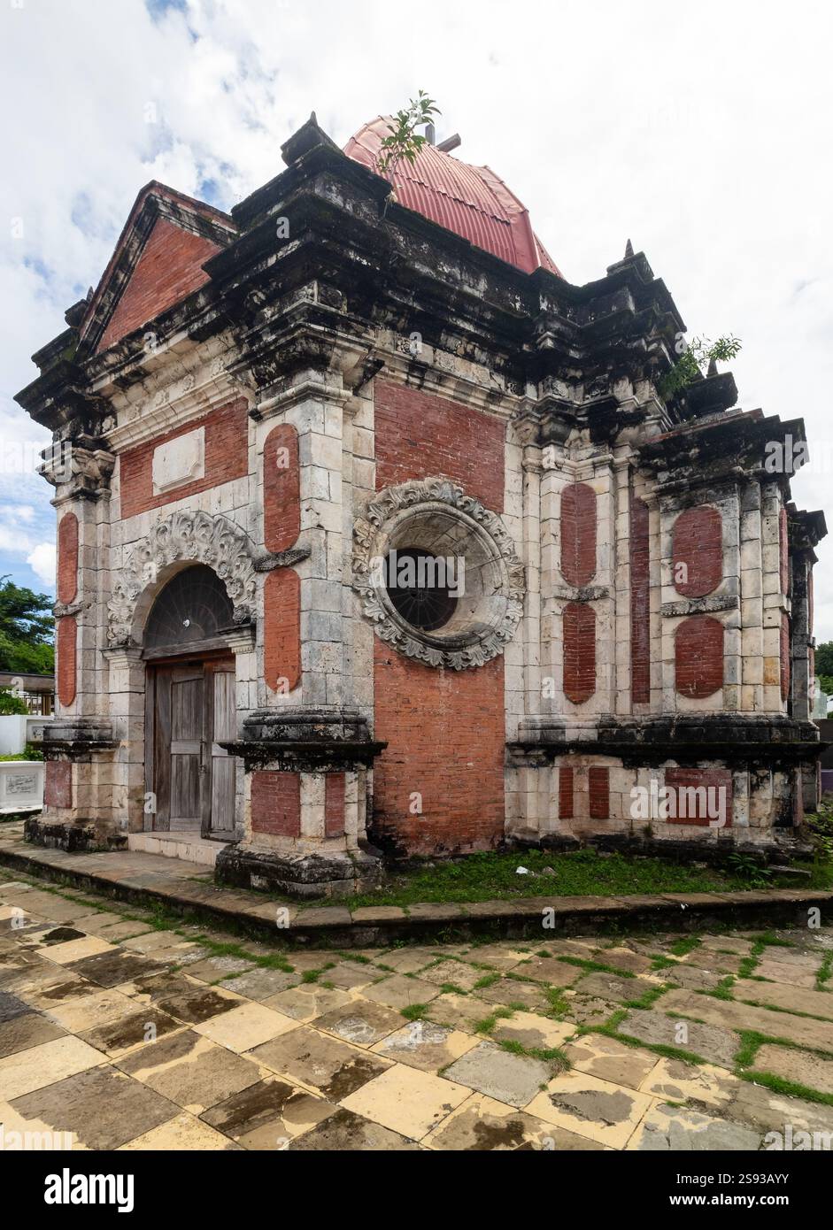 Elegante cappella neo-barocca al cimitero di San Joaquin a Iloilo, Filippine, un gioiello coloniale spagnolo e tesoro culturale nazionale Foto Stock