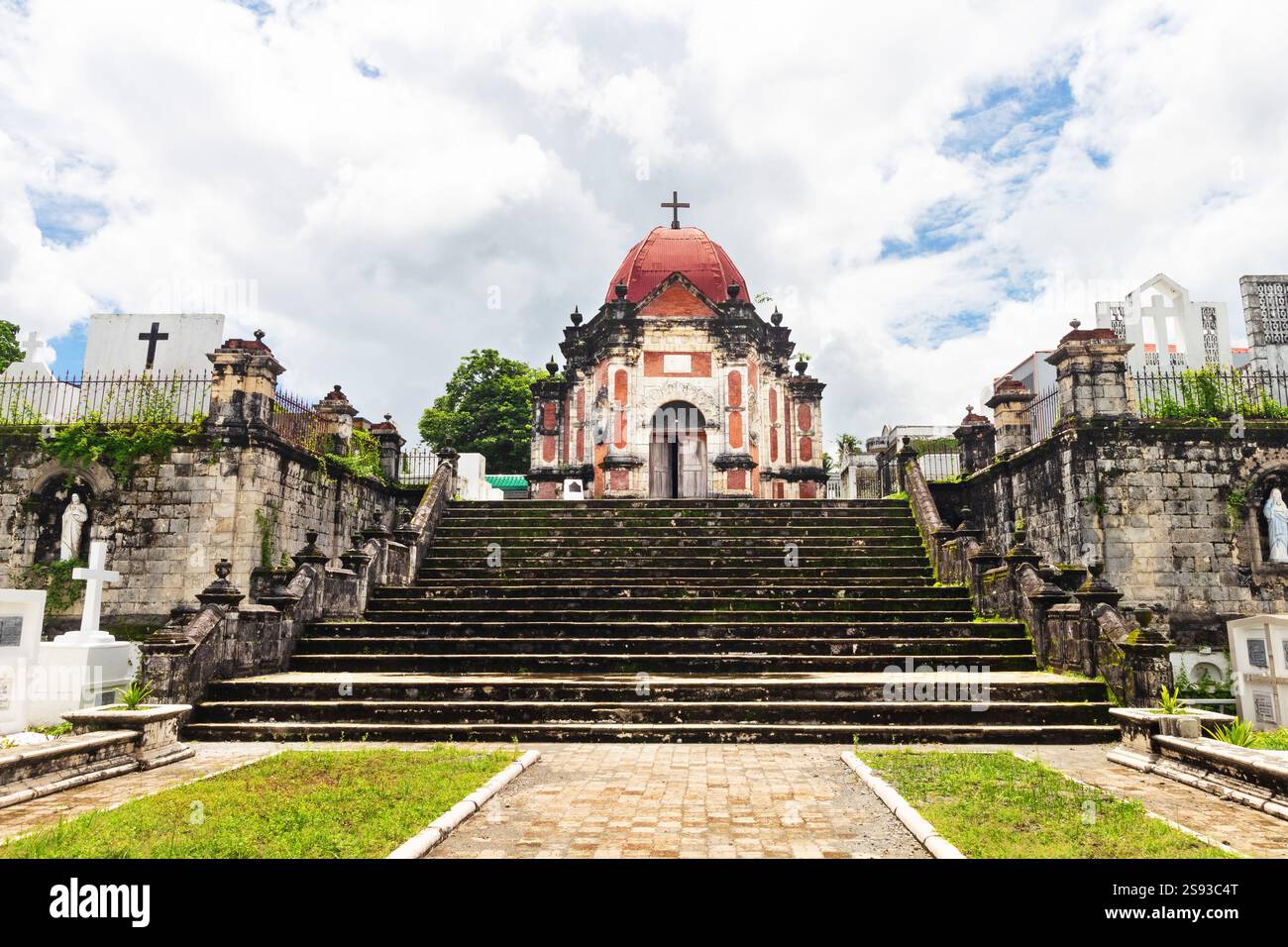 Elegante cappella neo-barocca al cimitero di San Joaquin a Iloilo, Filippine, un gioiello coloniale spagnolo e tesoro culturale nazionale Foto Stock