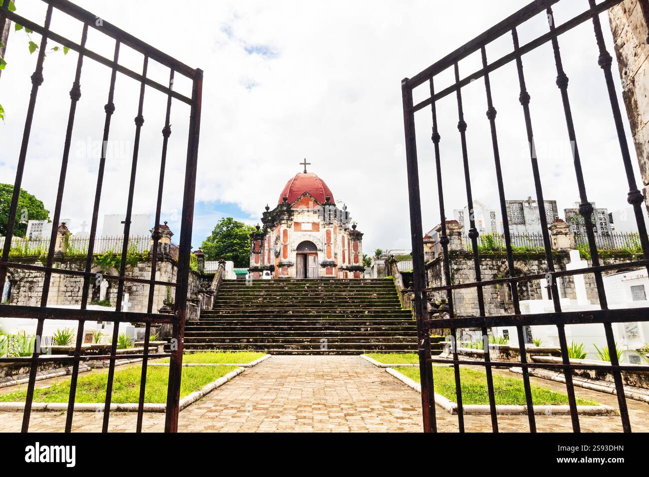 Elegante cappella neo-barocca al cimitero di San Joaquin a Iloilo, Filippine, un gioiello coloniale spagnolo e tesoro culturale nazionale Foto Stock