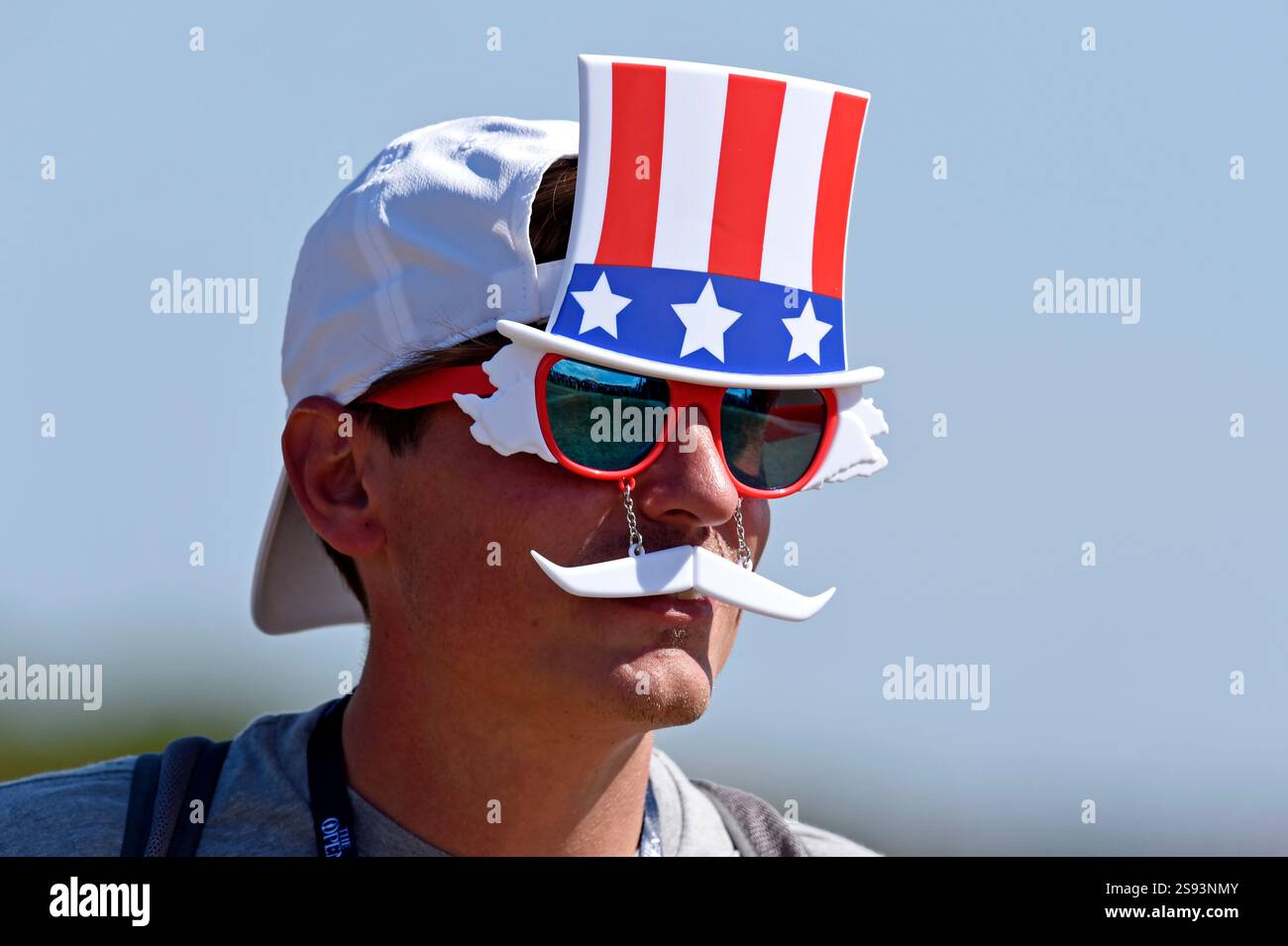 19 luglio 2018; Carnoustie, Scozia; Uno spettatore guarda la 15a buca durante il primo round del torneo Open Championship di golf a Carnoustie Golf Links. Foto Stock