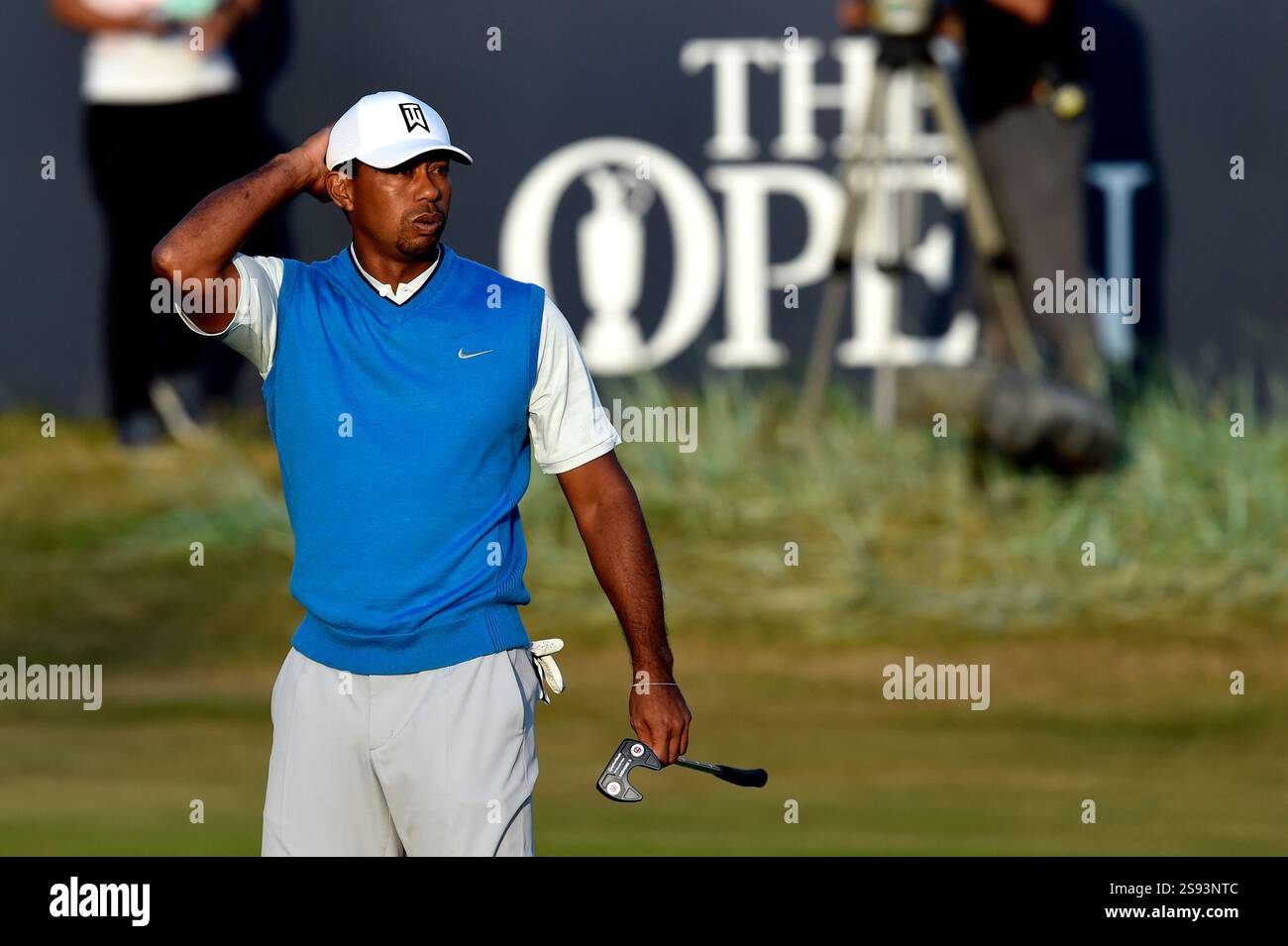 19 luglio 2018; Carnoustie, Scozia; Tiger Woods esce dal 18° green durante il primo round del torneo di golf Open Championship a Carnoustie Golf Links. Foto Stock