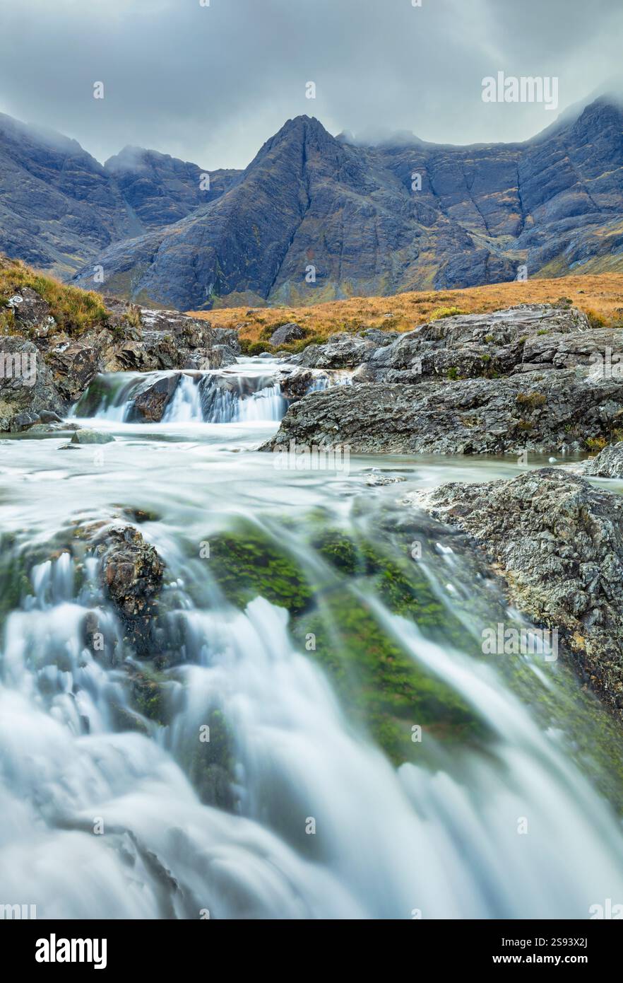 Cascate dell'Isola di Skye presso le Fairy Pools Skye e le Black Cuillins Range Glen Brittle Skye Highlands and Islands Scotland Regno Unito Europa Foto Stock