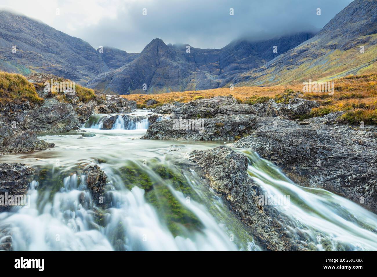 Cascate dell'Isola di Skye presso le Fairy Pools Skye e le Black Cuillins Range Glen Brittle Skye Highlands and Islands Scotland Regno Unito Europa Foto Stock