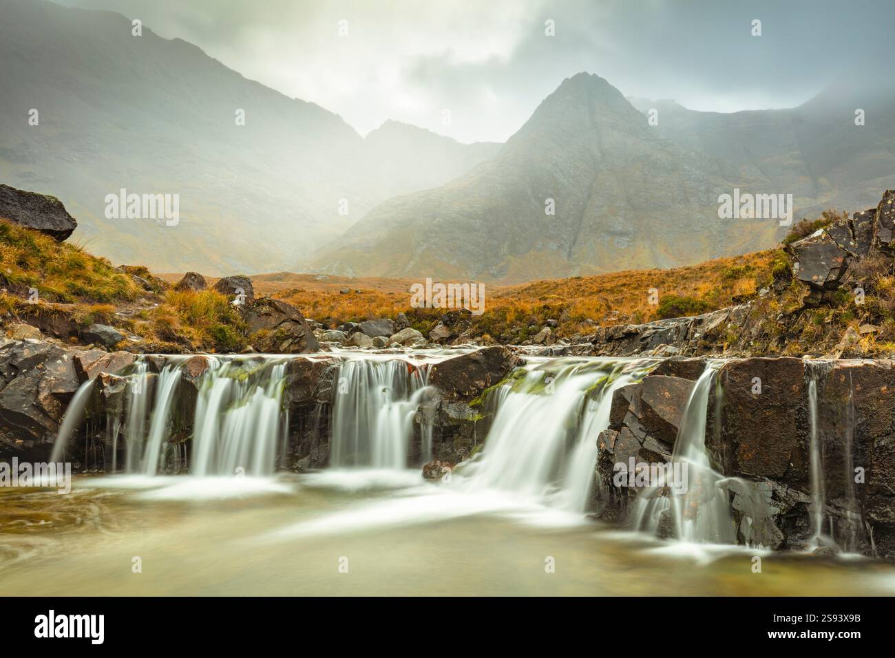 Cascate dell'Isola di Skye presso le Fairy Pools Skye e le Black Cuillins Range Glen Brittle Skye Highlands and Islands Scotland Regno Unito Europa Foto Stock