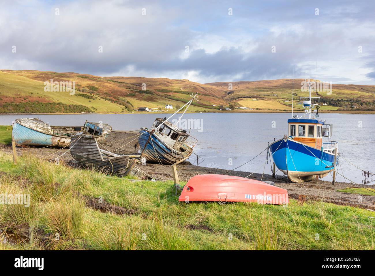 Loch Harport Carbost - barche da pesca ormeggiate presso Loch Harport vicino Carbost Isola di Skye Highlands e isole Scozia Regno Unito Europa Foto Stock