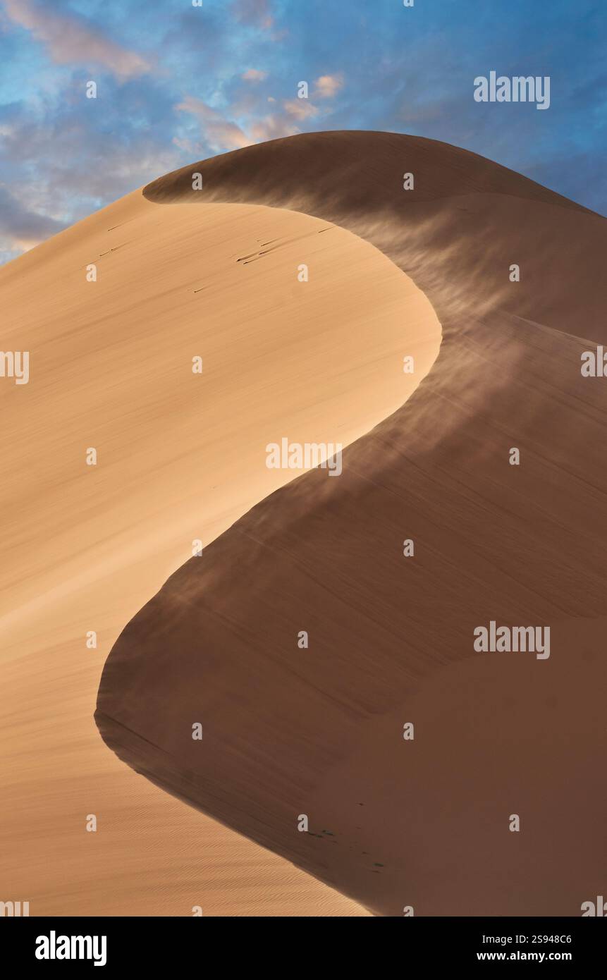 Le splendide dune di sabbia di Erg Chebbi Saharah, Sahara, Marocco all'alba, paesaggio panoramico Foto Stock