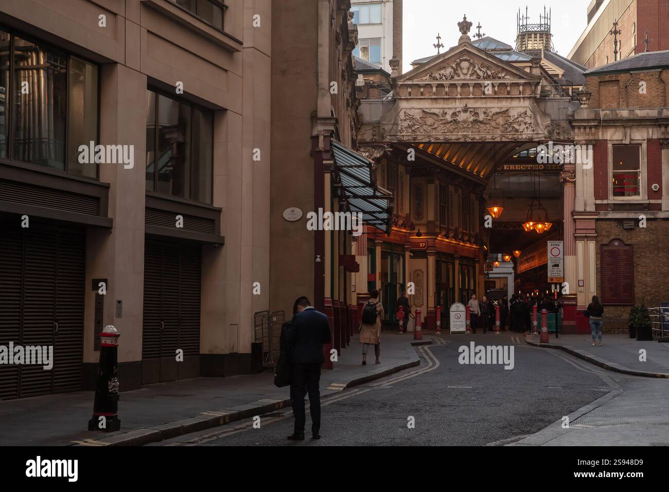 Londra, Regno Unito - 25 aprile 2019: Leadenhall Market View with Ordinary People Foto Stock