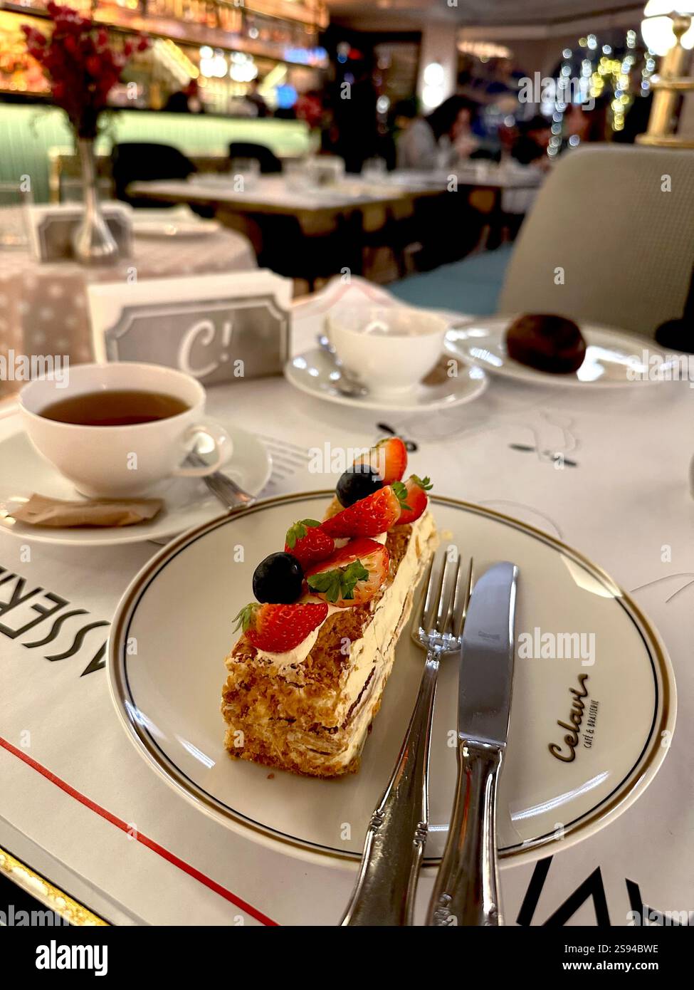 dessert, condito con frutti di bosco freschi in un accogliente caffè - Immagine stock catturata con smartphone