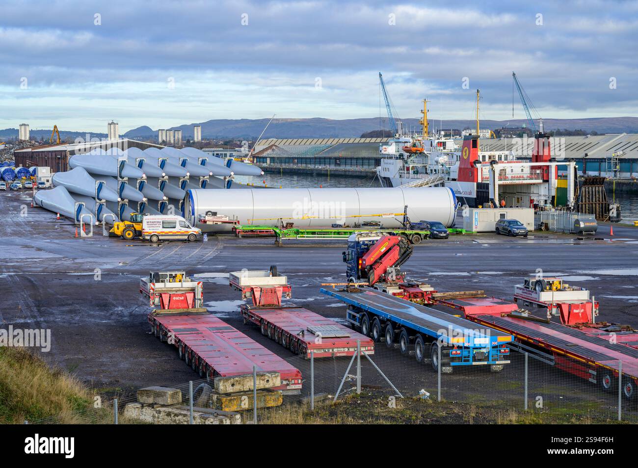Componenti delle turbine eoliche Nordex in un deposito presso il molo King George V in attesa di essere trasportati, Braehead vicino a Glasgow, Scozia, Regno Unito, Europa Foto Stock