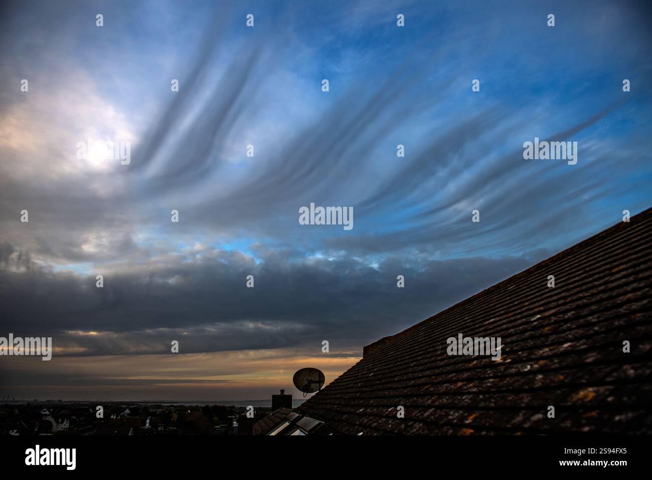 Insolito Cirrus Cloud visto sopra Sheerness, Kent, Regno Unito, 24 gennaio 2025 Foto Stock