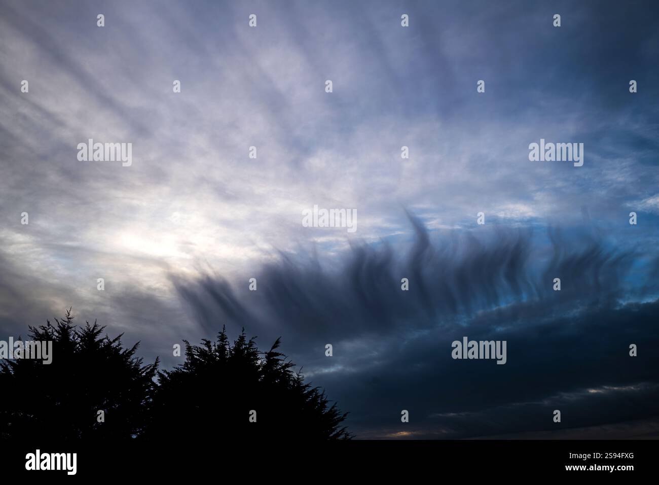Insolito Cirrus Cloud visto sopra Sheerness, Kent, Regno Unito, 24 gennaio 2025 Foto Stock
