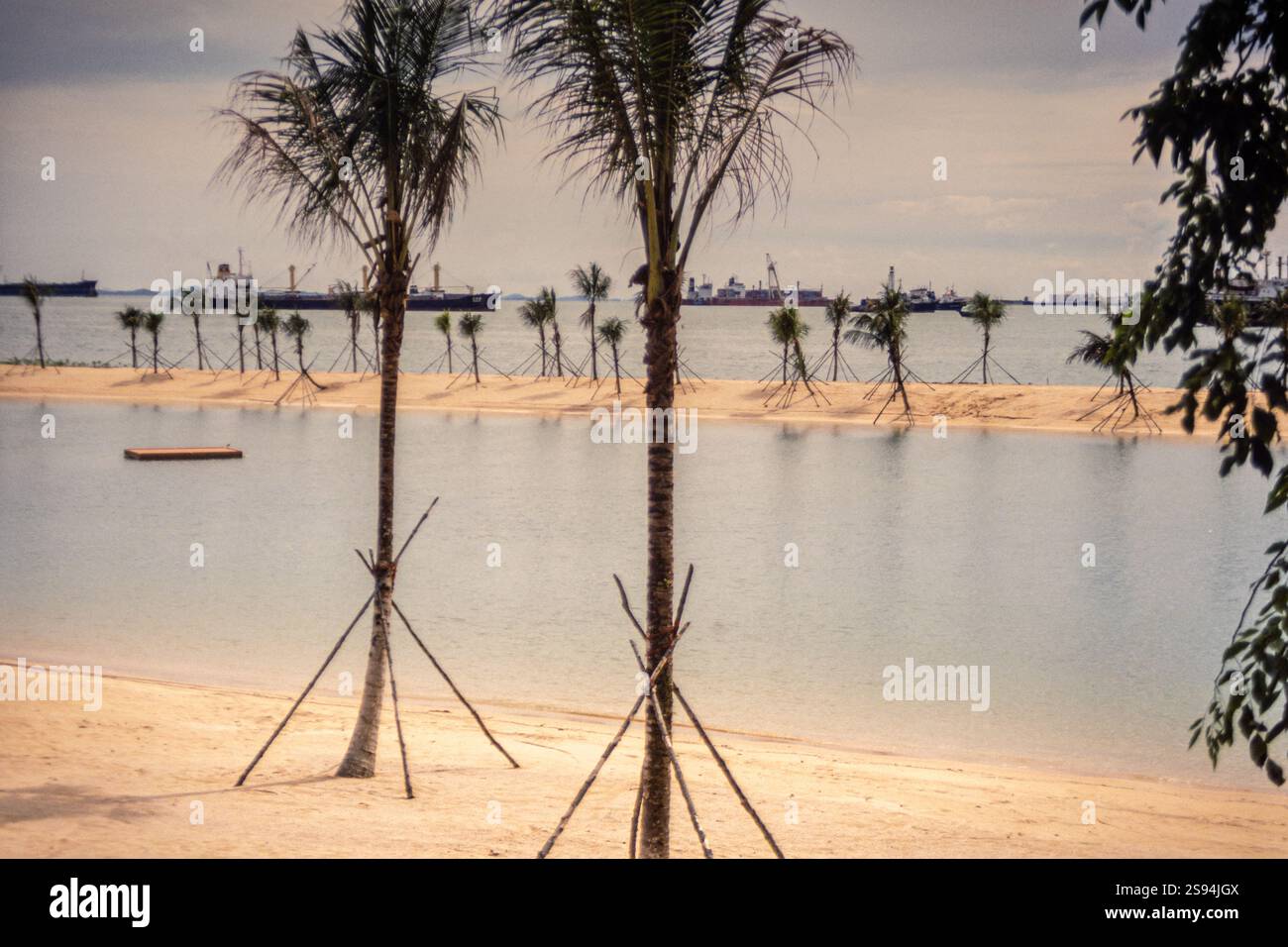 Vista della splendida isola balneare di Sentosa con palme, mare e sabbia, Singapore, Asia. Fotografia d'archivio scattata nel 1991 Foto Stock