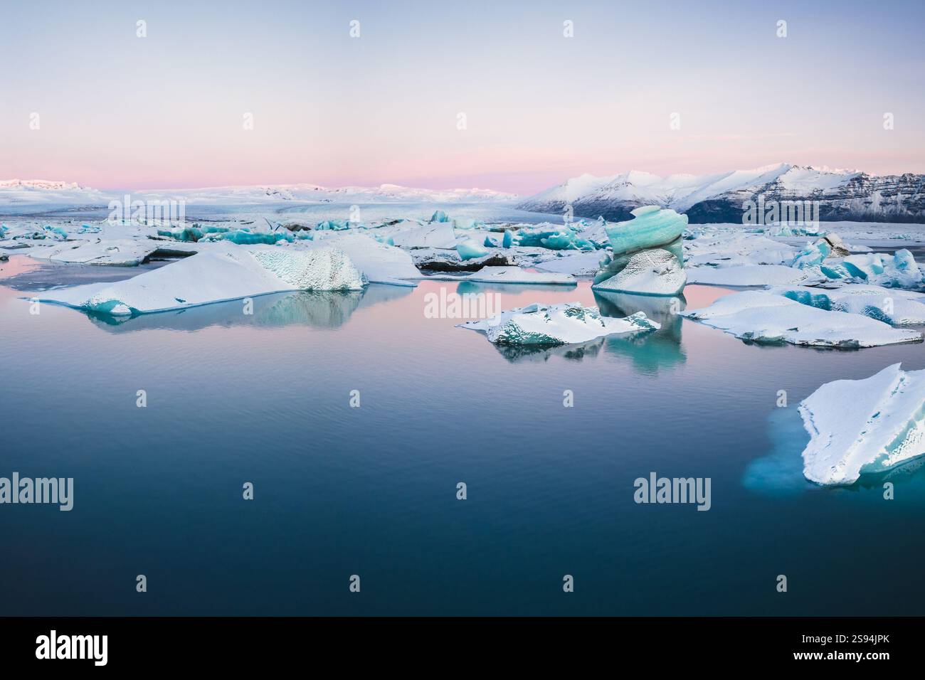 Alba panoramica sui paesaggi ghiacciati della laguna glaciale di Jökulsárlón, Islanda meridionale Foto Stock