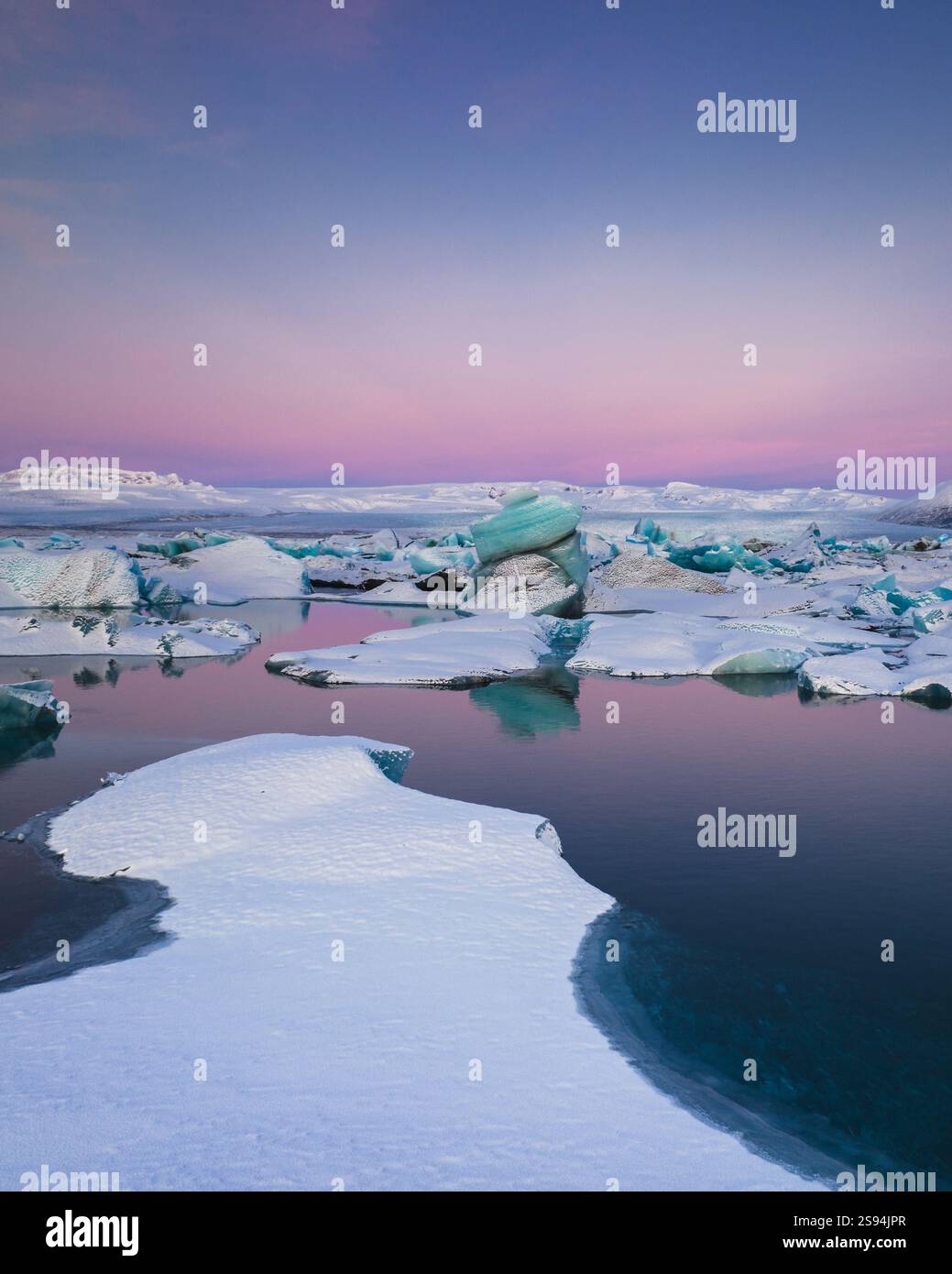 Magica alba invernale sulla laguna del ghiacciaio Jökulsárlón, Islanda meridionale, con iceberg galleggianti Foto Stock