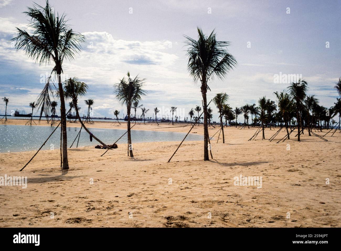 Vista della splendida isola balneare di Sentosa con palme, mare e sabbia, Singapore, Asia. Fotografia d'archivio scattata nel 1991 Foto Stock