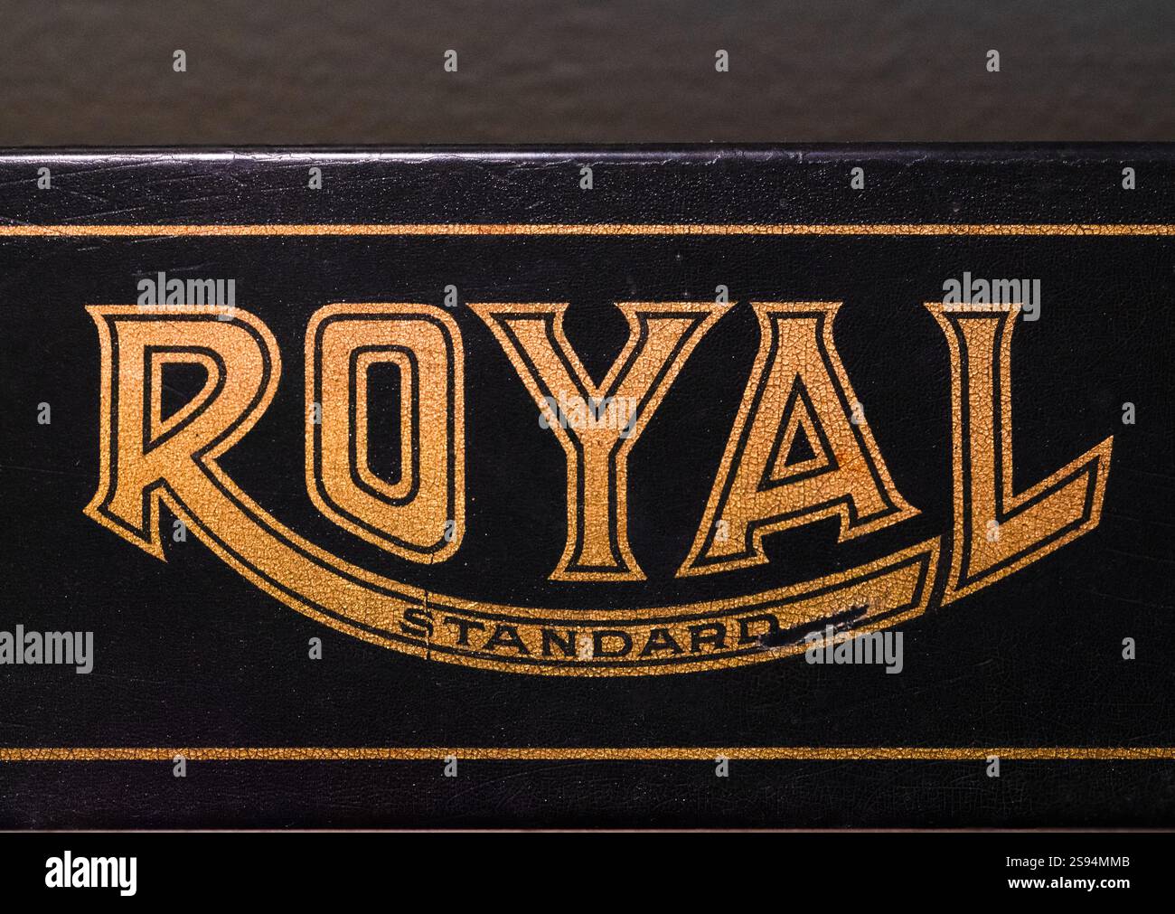 Grand Rapids, Michigan, USA - 21 gennaio 2025: Primo piano di Royal Standard Typewriter con logo Foto Stock