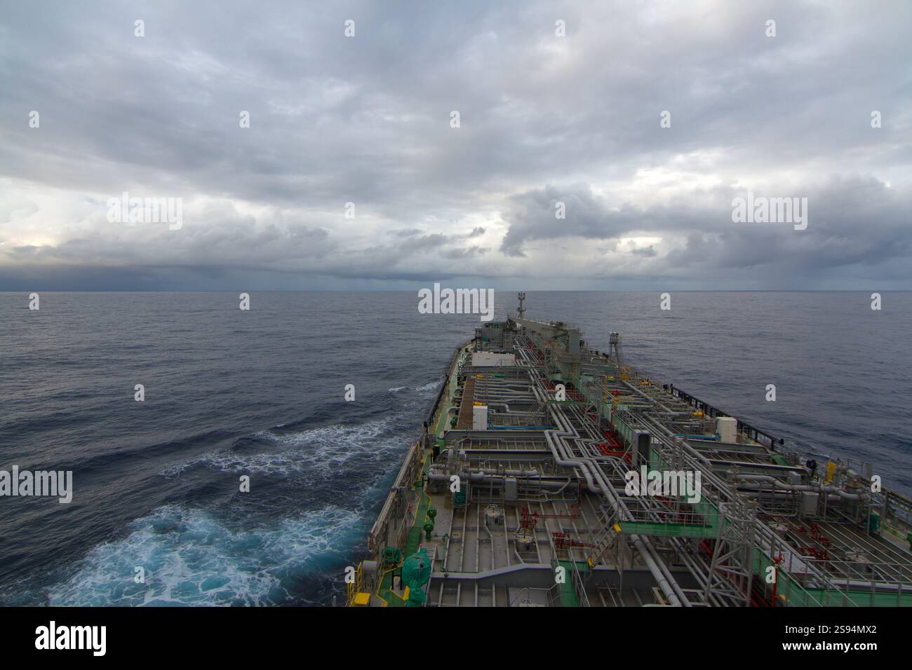 La nave mercantile che trasporta merci è in viaggio in mare la mattina sotto un cielo spettacolare Foto Stock