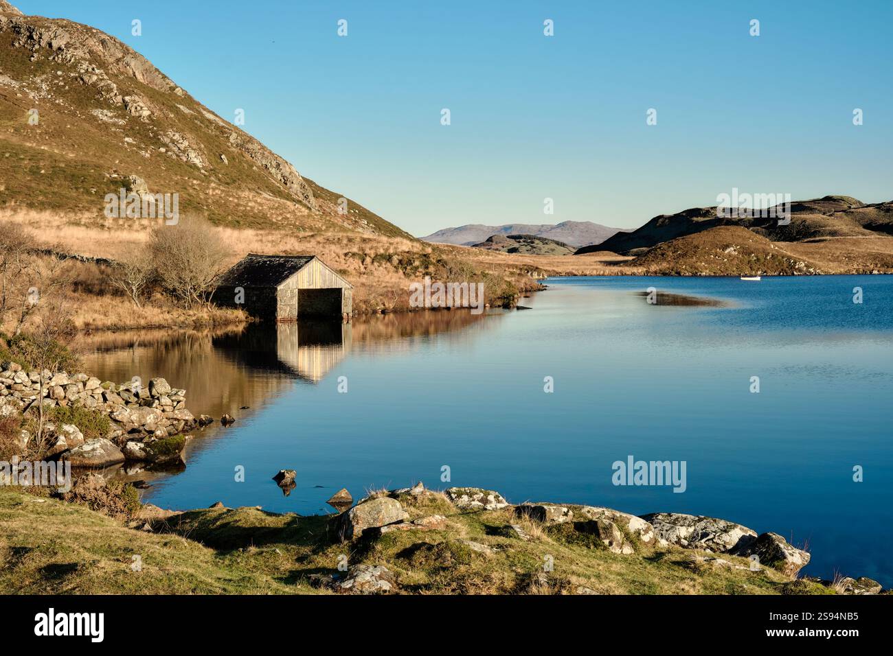 Una casa di barche si trova sul bordo dei laghi di Cregennan, o Llynnau Cregennan, vicino ad Arthog, Dolgellau e all'estuario di Mawddach nel Galles del Nord Foto Stock