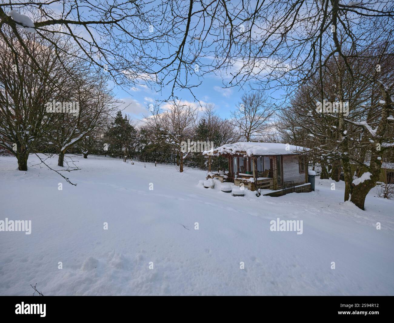 La neve profonda durante la notte copre la sala giardino di Nidderdale sulla piccola tenuta a 900 piedi Foto Stock