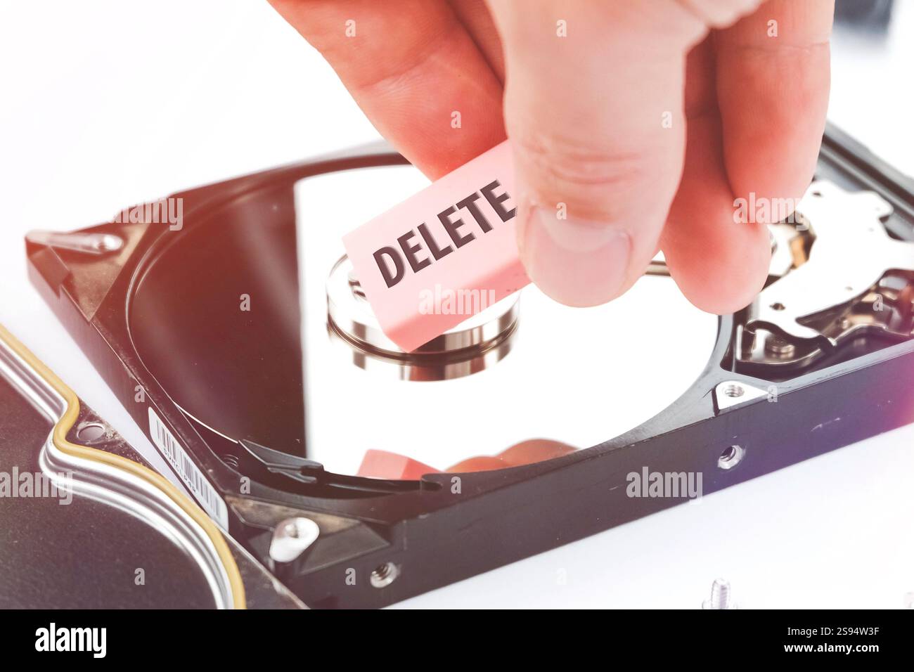 Gomma e disco rigido del computer. Eliminazione dati HDD. Recupero informazioni utente in corso... Foto Stock