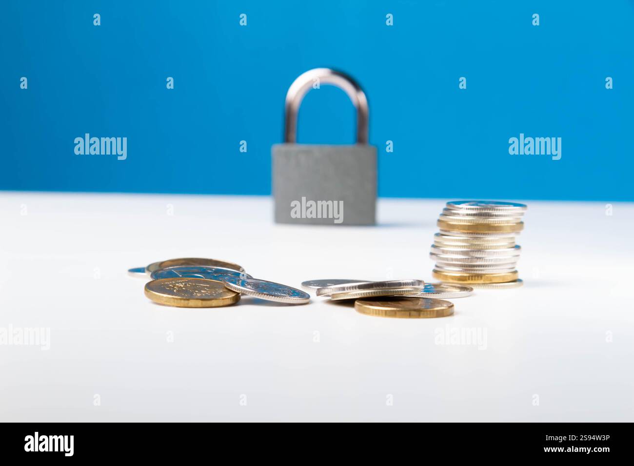 Blocco dei fondi. Chiusura di un conto bancario. Arresto di proprietà. Serratura porta e un sacco di monete. Foto Stock
