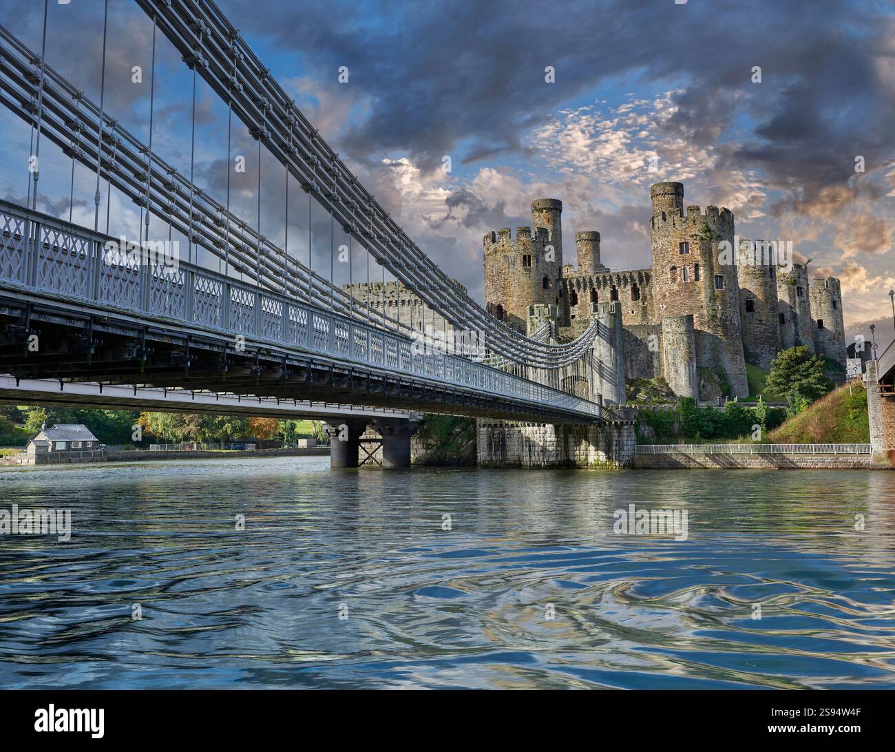 Le merlature esterne e le torrette del castello medievale di Conwy, costruito nel 1283 per Edward 1st, Conwy, Galles, patrimonio dell'umanità dell'UNESCO, Foto Stock