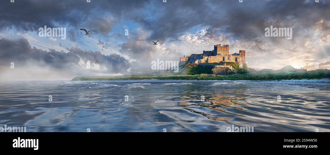 Foto dello storico castello medievale di Banburgh e della spiaggia con mare e onde sulla costa nord-orientale del Northumberland in Inghilterra, Regno Unito. Foto Stock