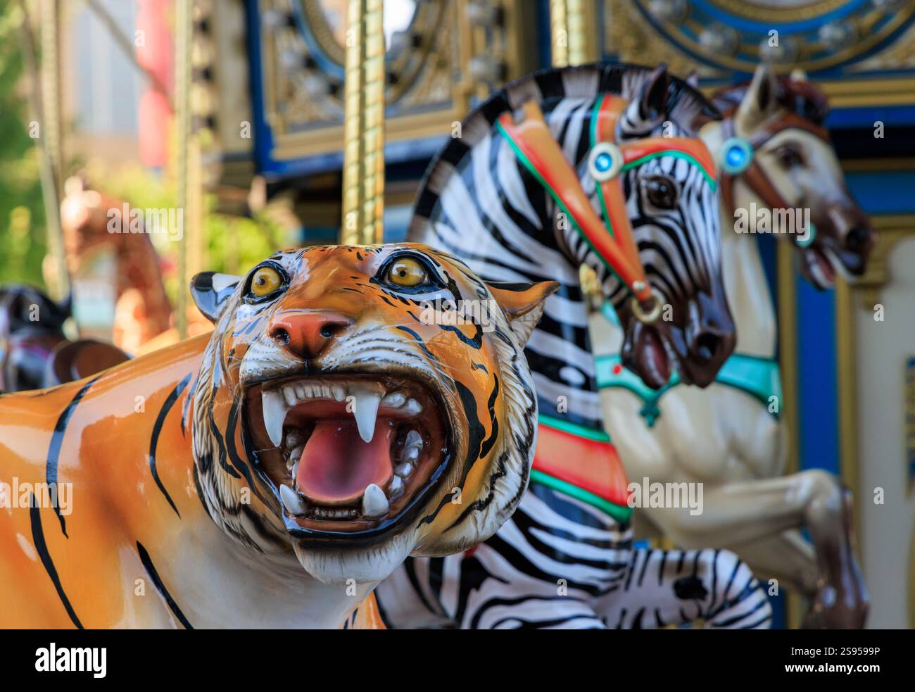 USA, Indiana, Indianapolis. Giostra di animali con denti di tigre arancioni alla fiera statale dell'Indiana. Foto Stock