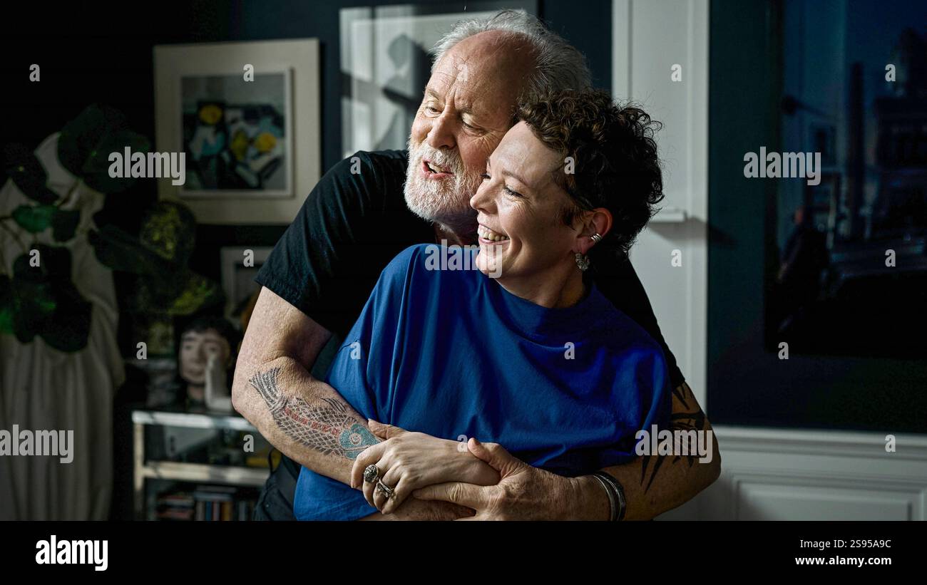 Jimpa (2025) diretto da Sophie Hyde e interpretato da John Lithgow e Olivia Colman. Hannah e la sua adolescente non-binaria Frances visitano il loro nonno gay Jimpa ad Amsterdam, dove il desiderio di Frances di rimanere per un anno costringe Hannah a confrontarsi con le sue convinzioni genitoriali e i problemi del passato. La pubblicità è ancora SOLO PER USO EDITORIALE. Credito: BFA / per gentile concessione del Sundance Institute Foto Stock